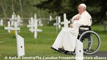 Papst Franziskus betet an einer Grabstätte auf dem Friedhof der Ermineskin Cree Nation. Franziskus besucht Kanada, um dort die Ureinwohner des Landes zu treffen, deren Familienmitglieder einst in von der Kirche geführten Internaten Missbrauch, Gewalt und Erniedrigung erfuhren. +++ dpa-Bildfunk +++