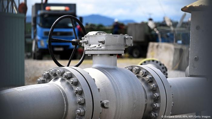 A pipe at a gas storage facility 겨울을