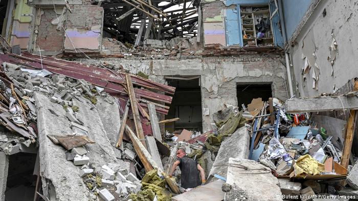Ein von Raketen vollständig zerstörtes Schulgebäude in Kramatorsk