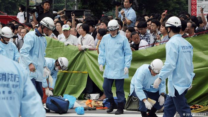 2008 年 6 月 8 日に撮影されたファイル写真は、東京の秋葉原地区の犯罪現場で救助隊員を示しています。 