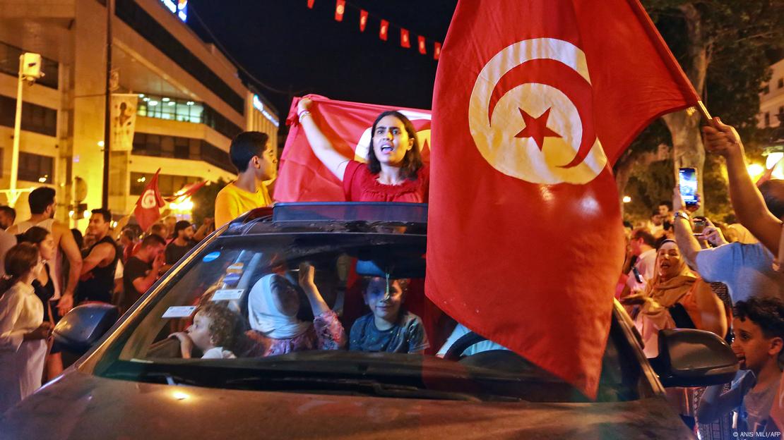 Cumhurbaşkanı Said'in taraftarları referandum sonucunu sokaklarda kutladı.