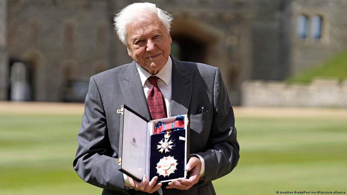 Sir David Attenborough posa para una foto tras ser nombrado Caballero Gran Cruz de la Orden de San Miguel y San Jorge tras una ceremonia de investidura en el Castillo de Windsor.