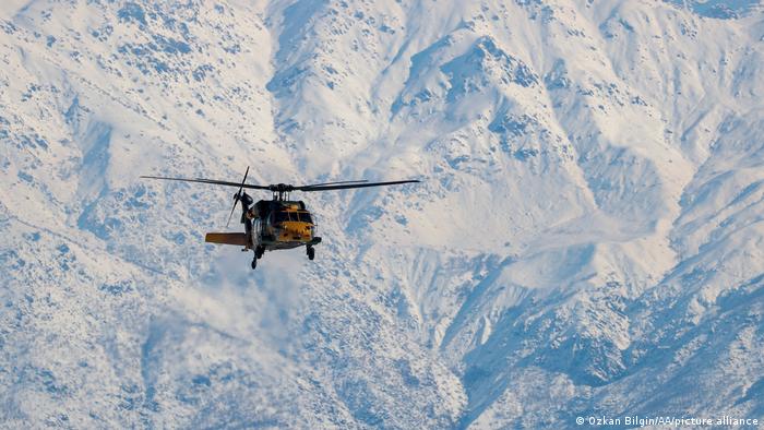 Un hélicoptère militaire décolle lors d'une opération contre les terroristes du PKK (classé comme organisation terroriste par la Turquie, les États-Unis et l'UE) dans la zone de base d'Argus-2 à Hakkari, en Turquie.