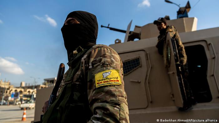 Des combattants des Forces démocratiques syriennes (SDF) soutenus par les États-Unis montent la garde sur la place Al Naeem, à Raqqa, en Syrie.