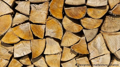 Над половин България се отоплява на дърва и въглища Дървата