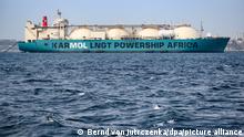 Der 272 m lange Gas-Frachter „Karmol LNGT Powership Africa“ liegt vor Dakar an der Küste von Senegal. Das neu gebaute Gas-Speicher-Schiff ist das erste Schiff eines Joint Venture zwischen dem in der Türkei ansässigen Unternehmen Karpowership und der japanischen Firma Mitsui OSK Lines (MOL). Das Schiff wird über Gaspipelines mit einem schwimmenden Kraftwerk (Powership) verbunden. Das „Karadeniz Powership Ayşegül Sultan“ liefert mit 220 MW Leistung 15 % des senegalesischen Stroms in das Netz.