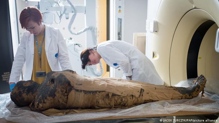 Algunos expertos han puesto en duda que la momia estuviera siquiera embarazada y han sugerido que el feto fosilizado podría ser en realidad un paquete de embalsamamiento deformado. En la foto, las científicas polacas Marzena Ozarek-Szilke (izq.) y Kamila Braulinska.
