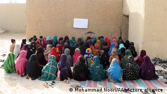Волонтеры обучают афганских девочек, которые не могут посещать среднюю и старшую школу.