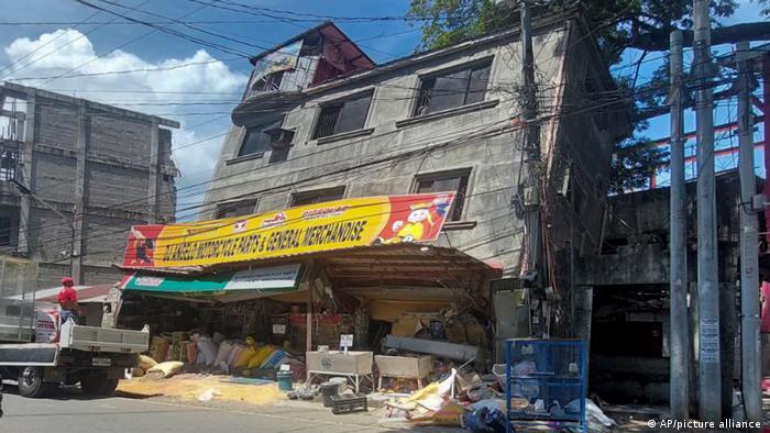 Foto de un edificio dañado tras el terremoto en Filipinas