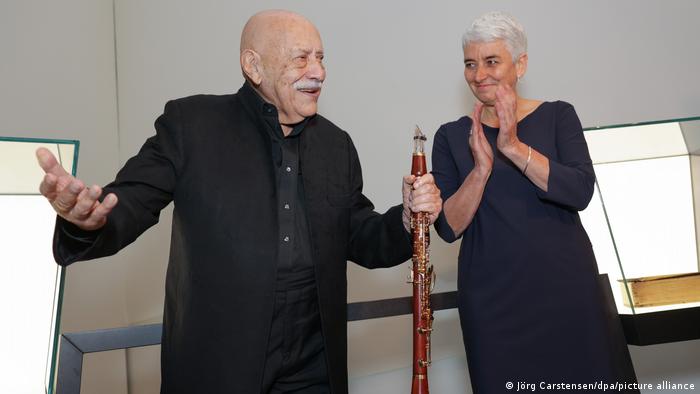 Giora Feidman mit Klarinette, daneben applaudiert Hetty Berg vom Jüdischen Museum Berlin