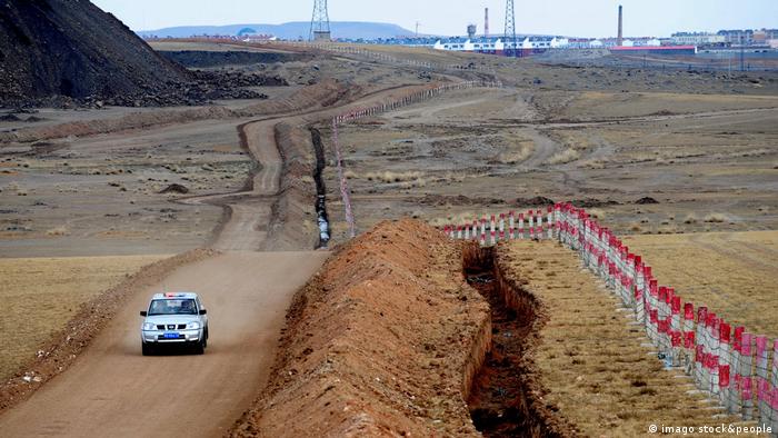 Çin'in İç Moğolistan Özerk Bölgesi'ndeki Bian Obo Madeninde bir güvenlik aracı devriye geziyor