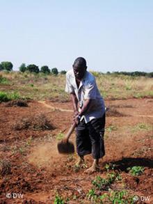 Kleinbauer in Afrika bei der Feldarbeit. Bild: Leonie March