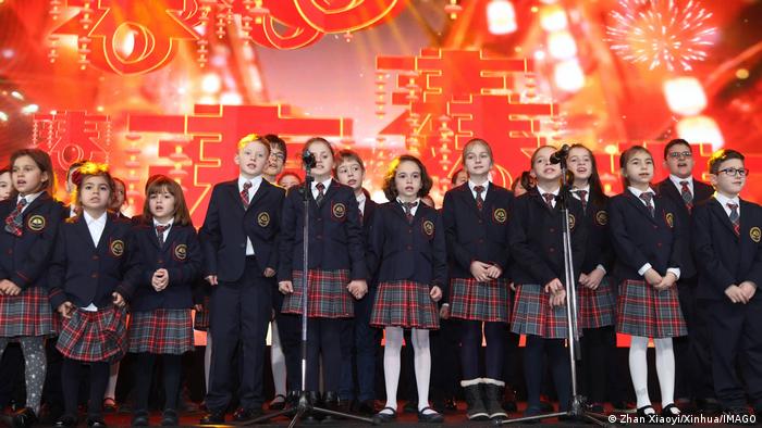 Un cor de copii bulgari cântă la o gală de celebrare a Anului Nou chinezesc la Sofia