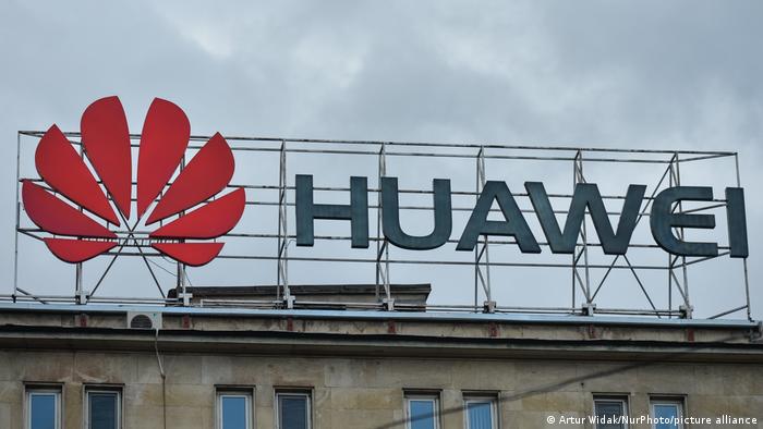 Logo-ul companiei chineze de comunicații Huawei în centrul orașului Sofia