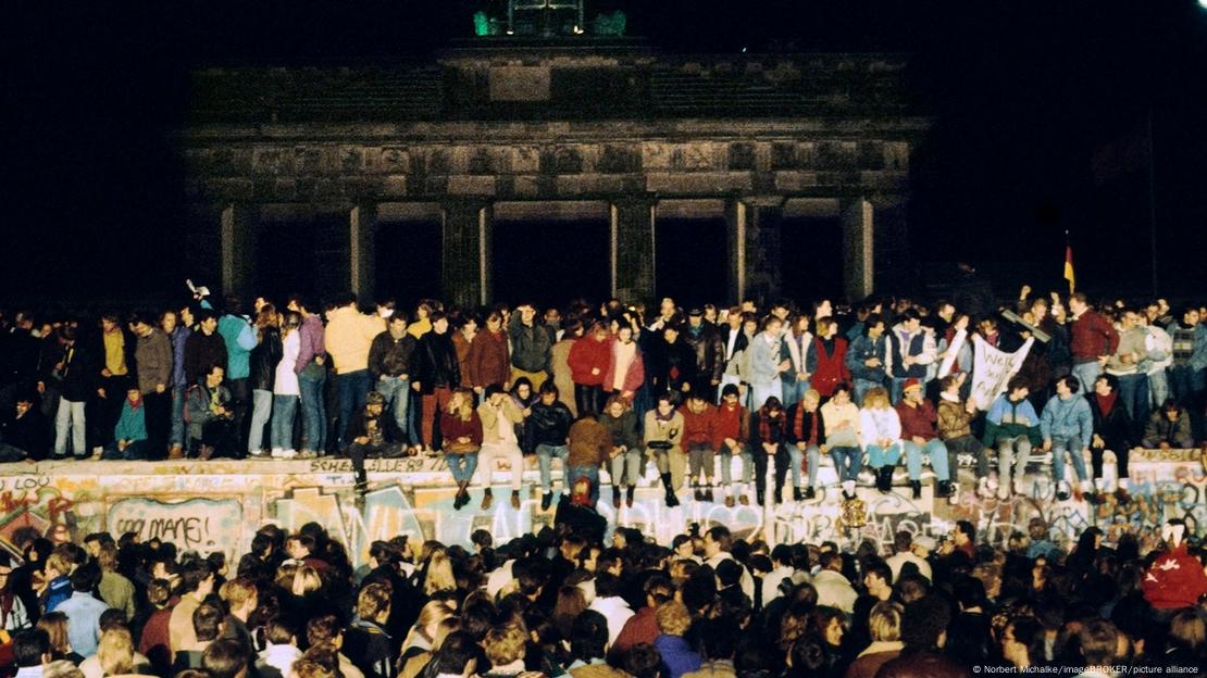 Masë njerëzish duke festuar ditën e rënies së Murit të Berlinit më 9 nëntor 1989