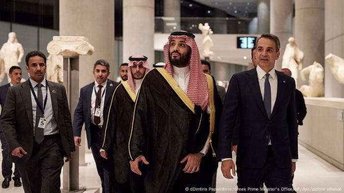 Kronprinz bin Salman und Griechenlands Premier Mitsotakis besichtigen gemeinsam das Akropolis-Museum in Athen. Kronprinz bin Salman und Griechenlands Premier Mitsotakis besichtigen gemeinsam das Akropolis-Museum in Athen.