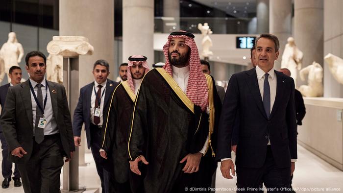 Kronprinz bin Salman und Griechenlands Premier Mitsotakis besichtigen gemeinsam das Akropolis-Museum in Athen. 