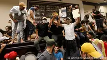 في استعراض جديد للقوة.. الصدر يرد على خصومه باقتحام البرلمان