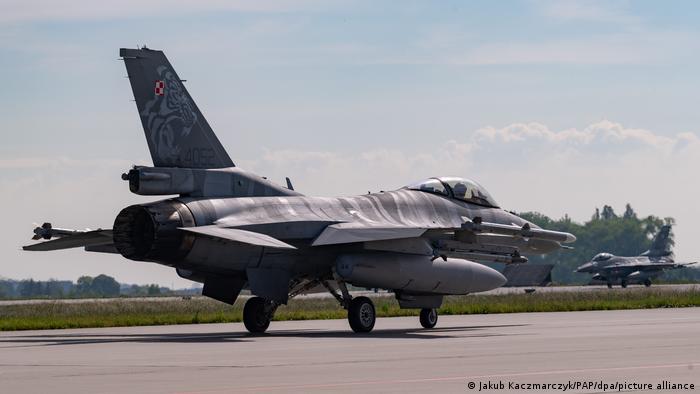 Ein F16-Jet der polnischen Luftwaffe steht während der Nato-Übung Ramstein Legacy 2022 auf der 31. polnischen Luftwaffenbasis (07.06.2022)