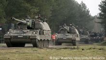 ARCHIV - Panzerhaubitzen des Typs PzH 2000 und Leopard-Panzer (im Hintergrund) nehmen am 10.04.2008 an der Übung des Heeres während der Logistischen Großübung der Bundeswehr Joint Logistics 08 in Garlstedt (Kreis Osterholz) teil. Foto: Ingo Wagner dpa (Zu dpa Deutsche fürchten vor allem um ihr Geld vom 04.09.2014) +++ dpa-Bildfunk +++