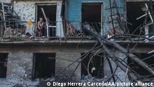 BAKHMUT, UKRAINE - JULY 27: Residents clean up the damage caused by the shelling of a civilian building in Bakhmut, Ukraine, 27 July 2022. Diego Herrera Carcedo / Anadolu Agency