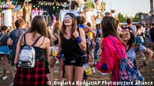 7.7.2018, Budapest, Ungarn, Young women dance during the Balaton Sound music festival near Lake Balaton in Zamardi, 110 kilometers (70 miles) southwest of Budapest, Hungary, Saturday, July 7, 2018. (Boglarka Bodnar/MTI via AP)