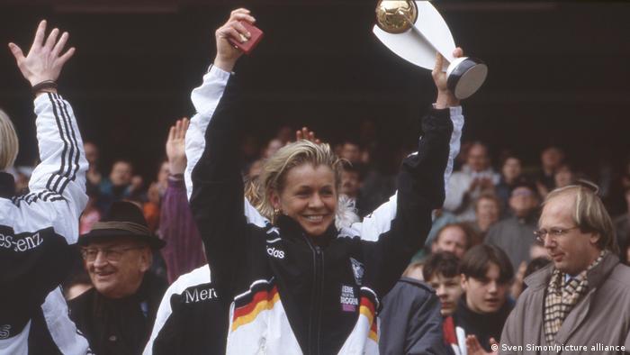 Silvia Neid hält nach dem EM-Endspiel 1995 den EM-Pokal hoch