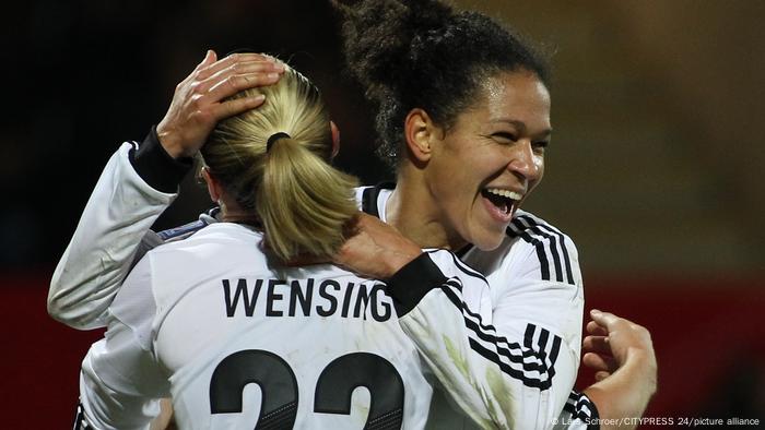 Celia Sasic jubelt nach einem Tor und lacht