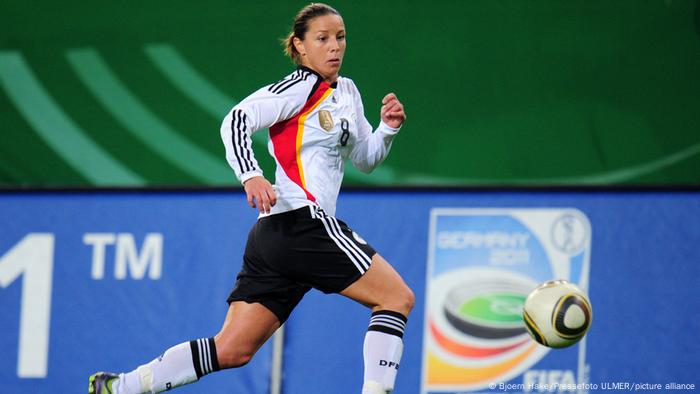 Inka Grings sprintet bei einem Länderspiel hinter dem Ball her