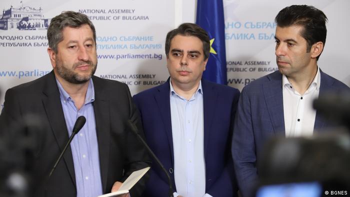 Христо Иванов, Асен Василев и Кирил Петков в кулоарите на парламента