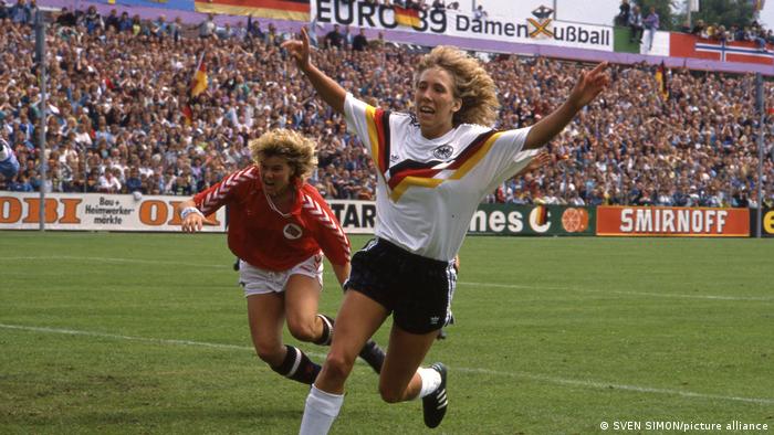 Heidi Mohr erzielt im EM-Endspiel 1989 ein Tor gegen Norwegen