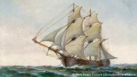 Старинный торговый корабль типа Galliot  с белыми парусами плывет по морю