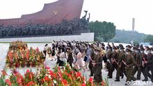 This picture taken on July 27, 2022 and released by North Korea's official Korean Central News Agency (KCNA) on July 28 shows citizens offering flowers to the statue of former leaders Kim Il Sung and Kim Jong Il standing on Mansudae Hill in Pyongyang. (Photo by KCNA VIA KNS / AFP) / - South Korea OUT / ---EDITORS NOTE--- RESTRICTED TO EDITORIAL USE - MANDATORY CREDIT AFP PHOTO/KCNA VIA KNS - NO MARKETING NO ADVERTISING CAMPAIGNS - DISTRIBUTED AS A SERVICE TO CLIENTS
THIS PICTURE WAS MADE AVAILABLE BY A THIRD PARTY. AFP CAN NOT INDEPENDENTLY VERIFY THE AUTHENTICITY, LOCATION, DATE AND CONTENT OF THIS IMAGE. / 