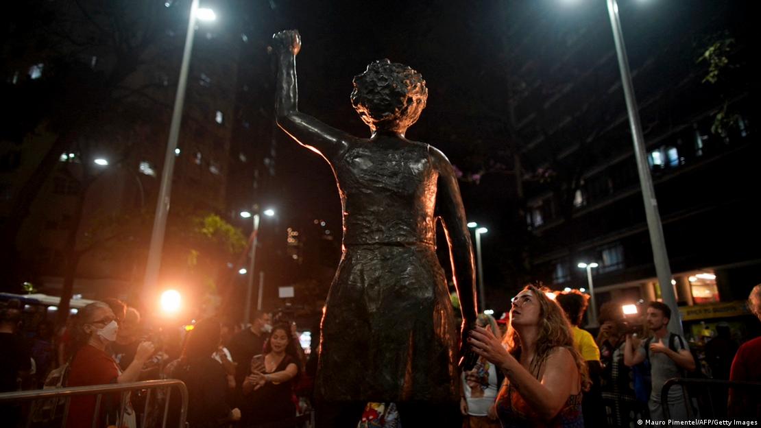Estátua em homenagem à vereadora Marielle Franco, de costas, com o braço esquerdo erguido, no centro do Rio de Janeiro.