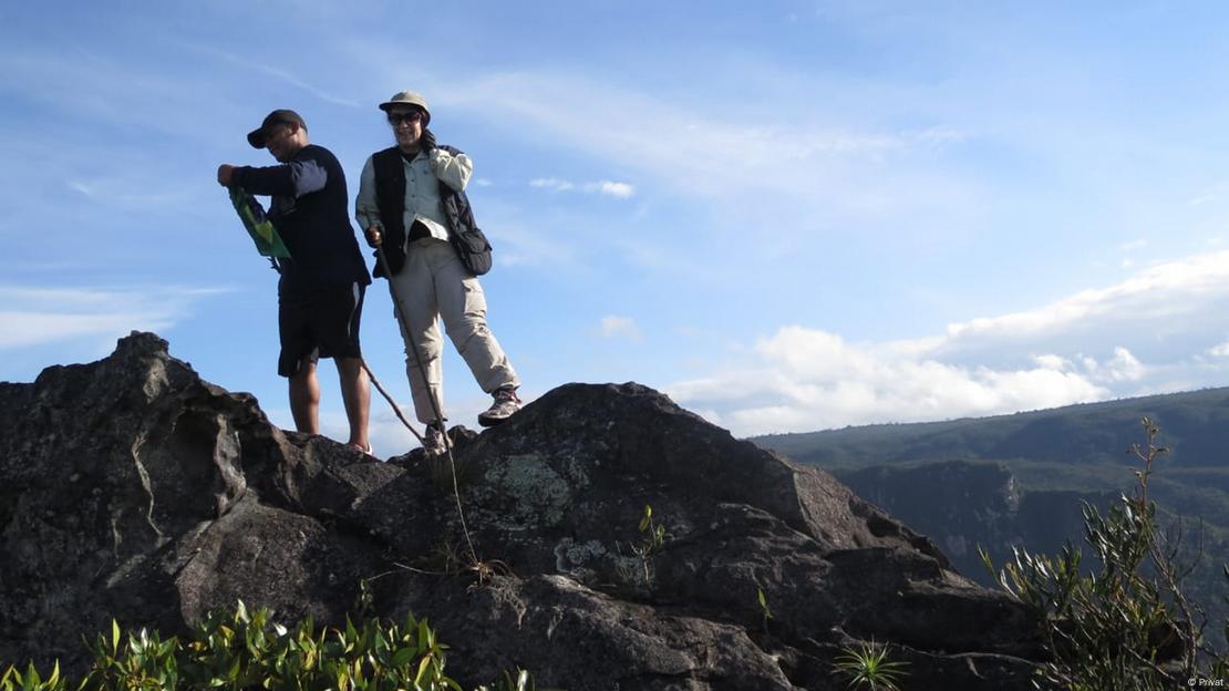 Professora Marta e o parabotânico Kleuton em expedição pela Serra do Aracá, em 2017