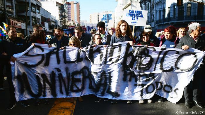 Manifestación a favor del salario básico en Buenos Aires.