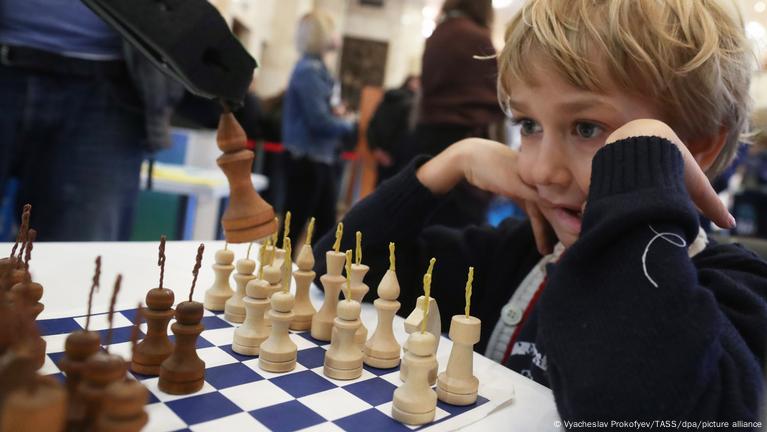 Un robot rompe el dedo de un niño con el que jugaba en un torneo de ajedrez  - N Digital