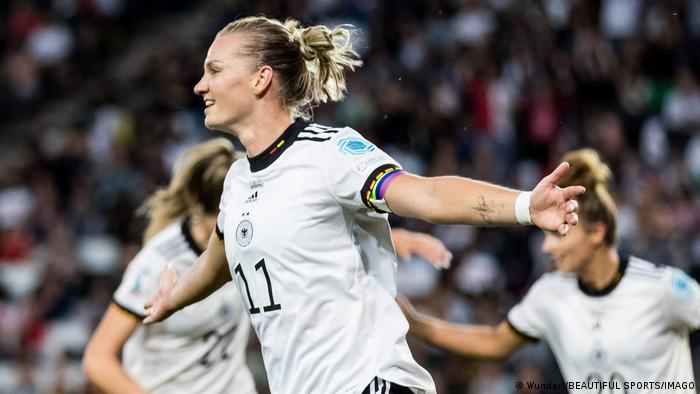 Alexandra Popp marque pour l'Allemagne en demi-finale de l'Euro féminin 2022 contre la France le 27 juillet 2022