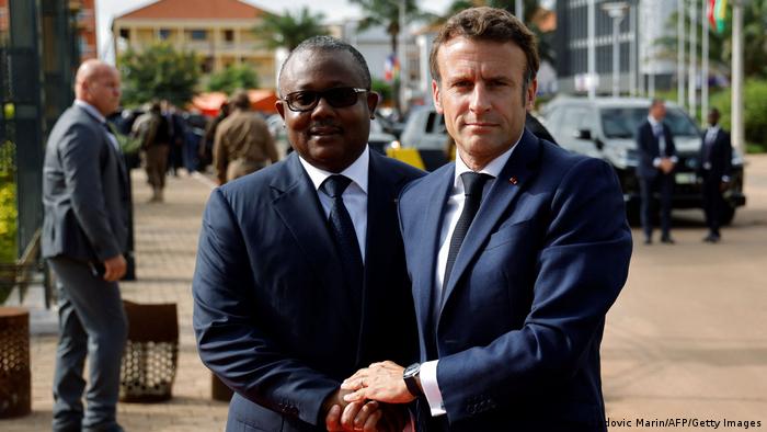 Presidente guineense, Umaro Sissoco Embaló (esq.), e homólogo francês, Emmanuel Macron