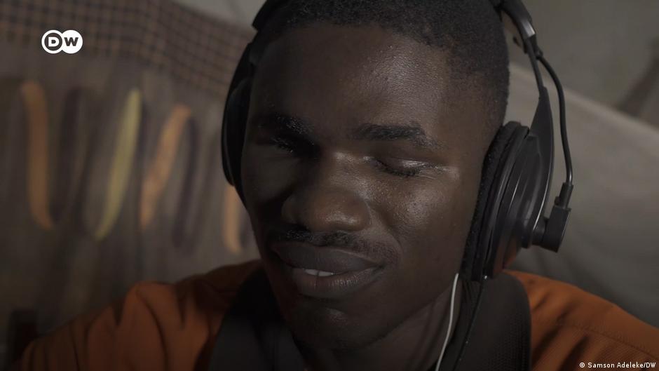 Blind DJ Akpeji Ayodele mixes up Nigeria's music scene DW 08/04/2022