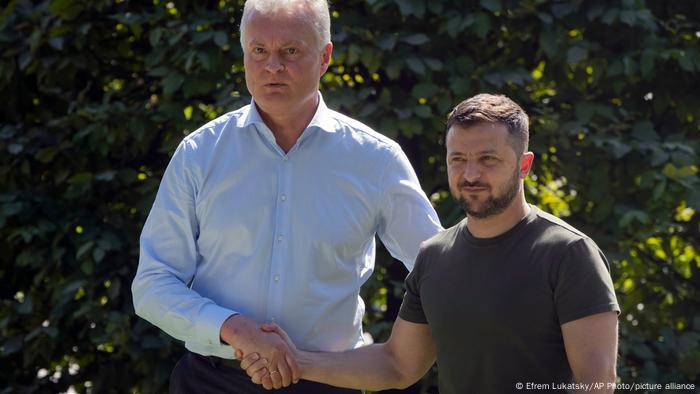Der litauische Präsident Gitanas Nauseda und sein ukrainischer Amtskollege Wolodymyr Selenskyj geben sich die Hand Der litauische Präsident Gitanas Nauseda und sein ukrainischer Amtskollege Wolodymyr Selenskyj geben sich die Hand