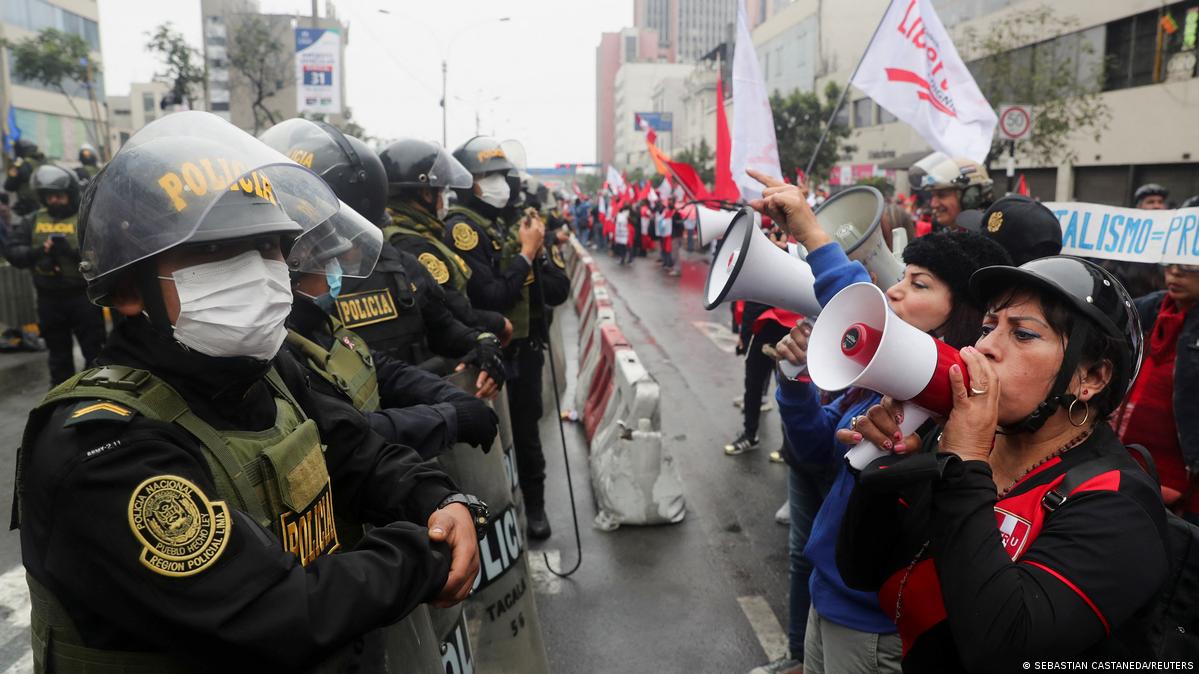 Cientos marchan contra el presidente Castillo en Perú