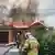 Ukraine Feuerwehrleute löschen ein Feuer in einem beschossenen Haus in Bakhmut