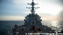26.04.2022, China, Taiwanstraße, The U.S. Navy's Arleigh Burke-class guided-missile destroyer USS Sampson (DDG 102) conducted a routine Taiwan Strait transit Tuesday, April 26, 2022. China protested Wednesday against the sailing of a U.S. Navy guided-missile destroyer through the Taiwan Strait the previous day, accusing the American side of hyping the maneuver.(U.S. Pacific Command via AP)