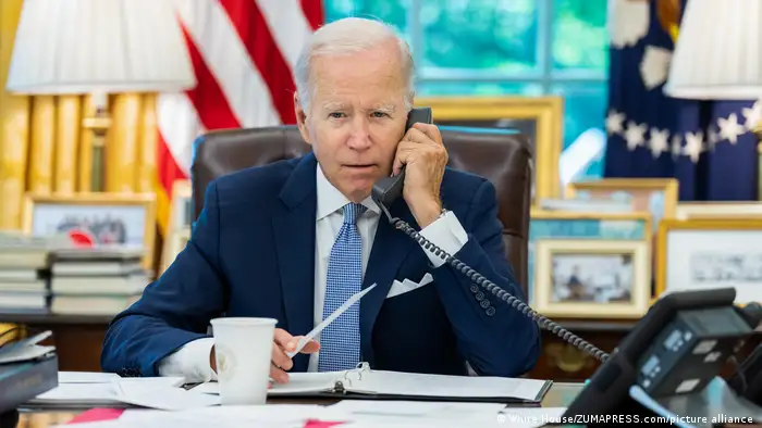 USA Joe Biden bei einem Telefongepräch mit Xi JinpinG