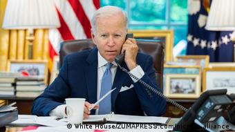 USA Joe Biden bei einem Telefongepräch mit Xi JinpinG