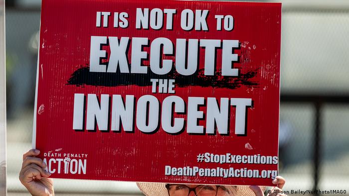 標語寫道：「處決無辜者不OK。」這是美國華盛頓7月2日一場支持廢除死刑的活動。