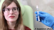 Needle-free COVID-19 vaccines Schlagwörter: COVID-19, vaccine, nasal vaccine Sendedatum: 29.07.2022 Rechte: dpa Picture Alliance Bildbeschreibung: A patient looks uneasily at a syringe. 