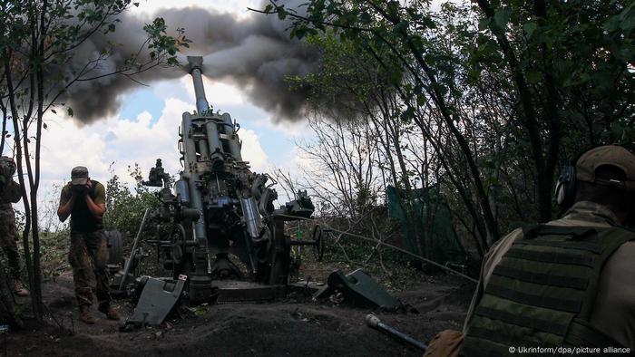 Ukraine Charkiw | Ukrainische Soldaten feuern eine Haubitze von Typ M777
