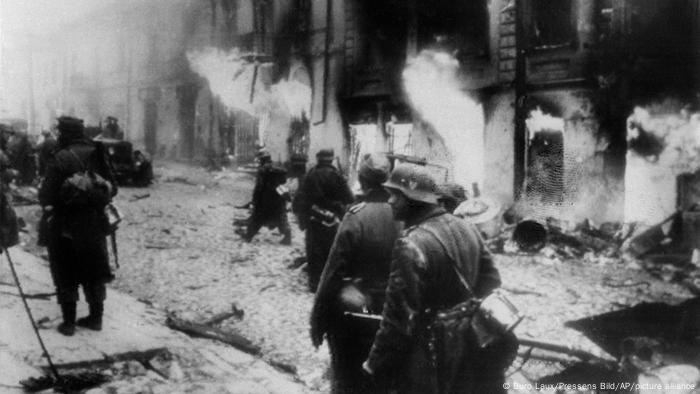 Des soldats allemands pénètrent dans l'une des rues de Jytomyr en Ukraine après avoir été repris par les nazis lors de la contre-offensive